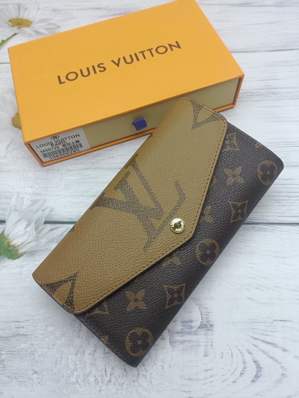 Louis Vuitton Sarah Wallet in Monogram - Picture 4 of 8